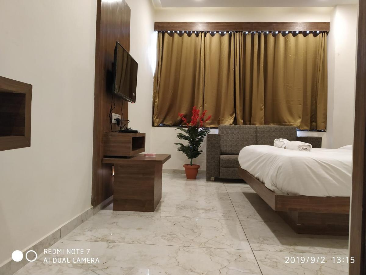 Hotel Krishna Palace Ānand Dış mekan fotoğraf