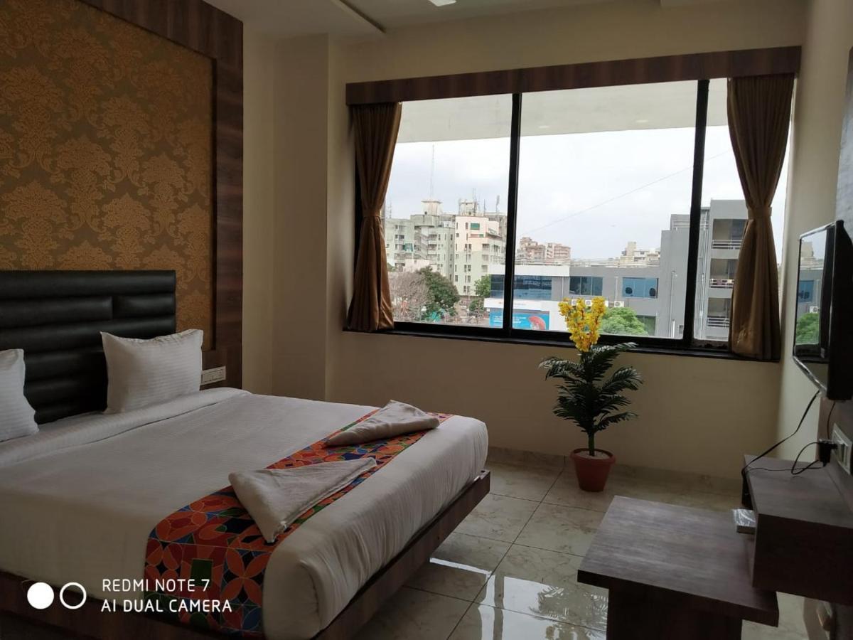 Hotel Krishna Palace Ānand Dış mekan fotoğraf