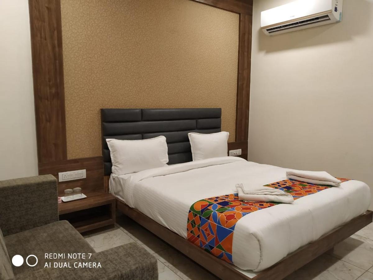 Hotel Krishna Palace Ānand Dış mekan fotoğraf